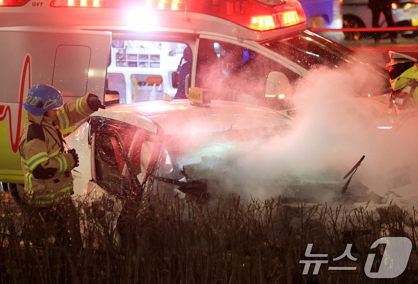 본문 이미지 - 지난 1월 2일 오후 6시쯤 서울 지하철 1호선 종각역 인근에서 택시가 인도로 돌진해 횡단보도에서 신호 대기 중이던 시민들을 들이받는 사고가 발생했다.  ⓒ 뉴스1 이호윤 기자