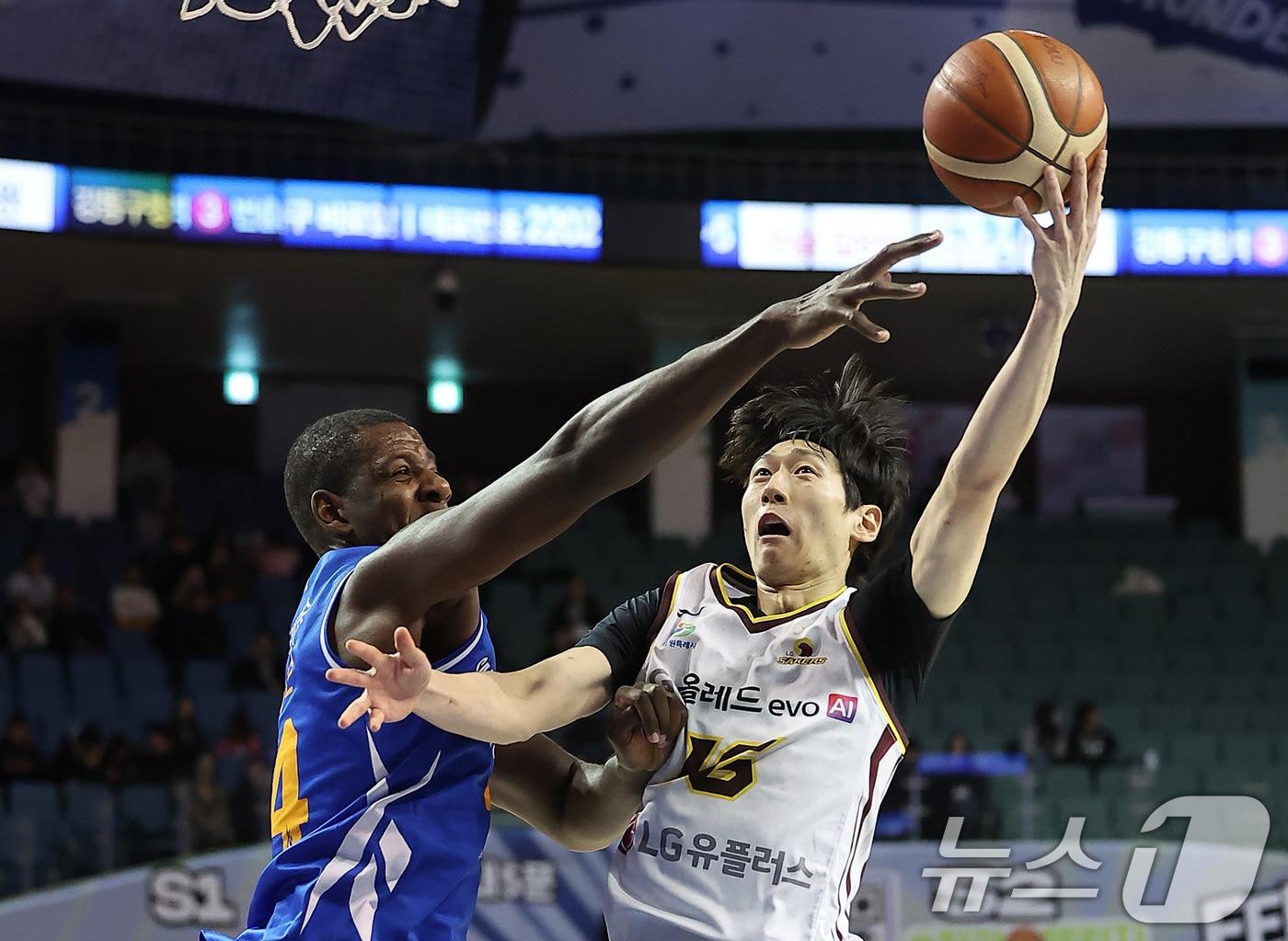 본문 이미지 - 2일 오후 서울 송파구 잠실 잠실실내체육관에서 열린 2025-2026 LG전자 프로농구 정규리그 서울 삼성 썬더스와 창원 LG 세이커스의 경기, 2쿼터 창원 LG 정인덕이 서울 삼성 니콜슨의 수비 앞에서 레이업 슛을 하고 있다. 2026.1.2 ⓒ 뉴스1 김진환 기자
