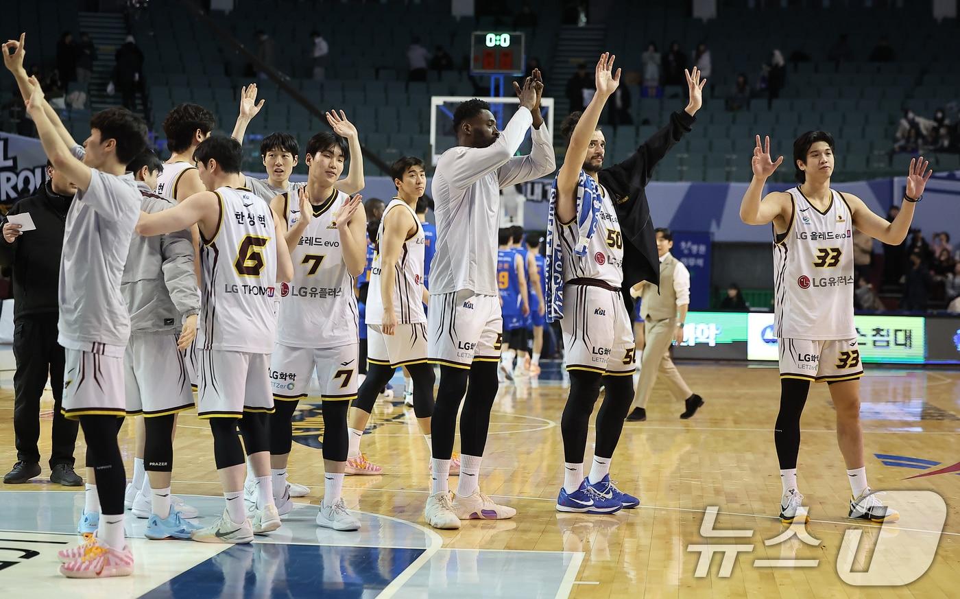 2일 오후 서울 송파구 잠실 잠실실내체육관에서 열린 2025-2026 LG전자 프로농구 정규리그 서울 삼성 썬더스와 창원 LG 세이커스의 경기, 80대62로 승리하며 20승 고지를 밟은 창원 LG 선수들이 팬들에게 인사하고 있다. 2026.1.2/뉴스1 ⓒ News1 김진환 기자