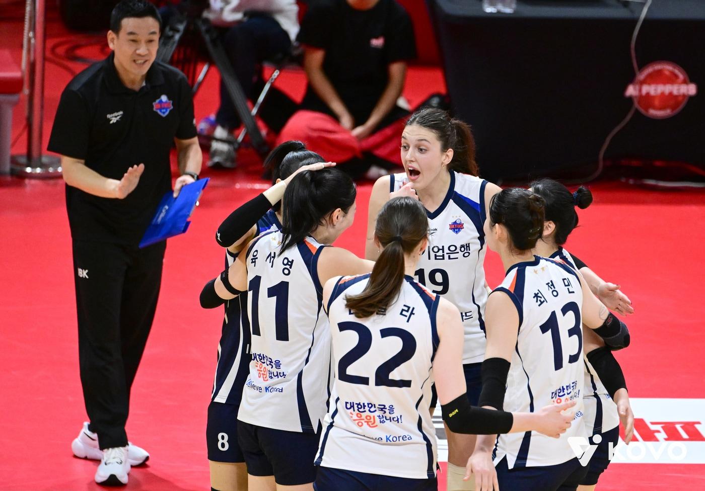 IBK가 페퍼저축은행을 3-1로 꺾었다.(KOVO 제공) 