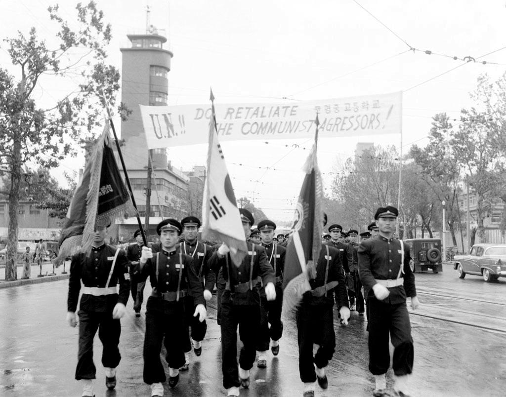 본문 이미지 - 1958년 일본식 교복을 입은 고등학생들이 인도네시아 파병요청 궐기대회를 벌이고 있다. (국가기록원 제공) 2014.2.13/뉴스1