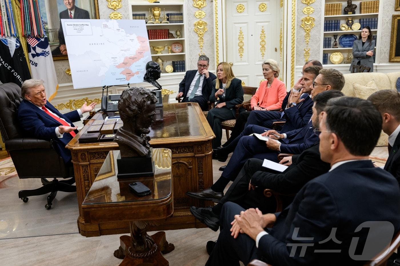 본문 이미지 - 2025년 8월 18일(현지시간) 미국 워싱턴DC 백악관 오벌오피스(미 대통령 집무실)에서 트럼프 대통령과 유럽 정상들과 회담하고 있다. (백악관 공식 사진, 다니엘 토록 촬영, 재판매 및 DB금지) ⓒ 뉴스1 류정민 특파원