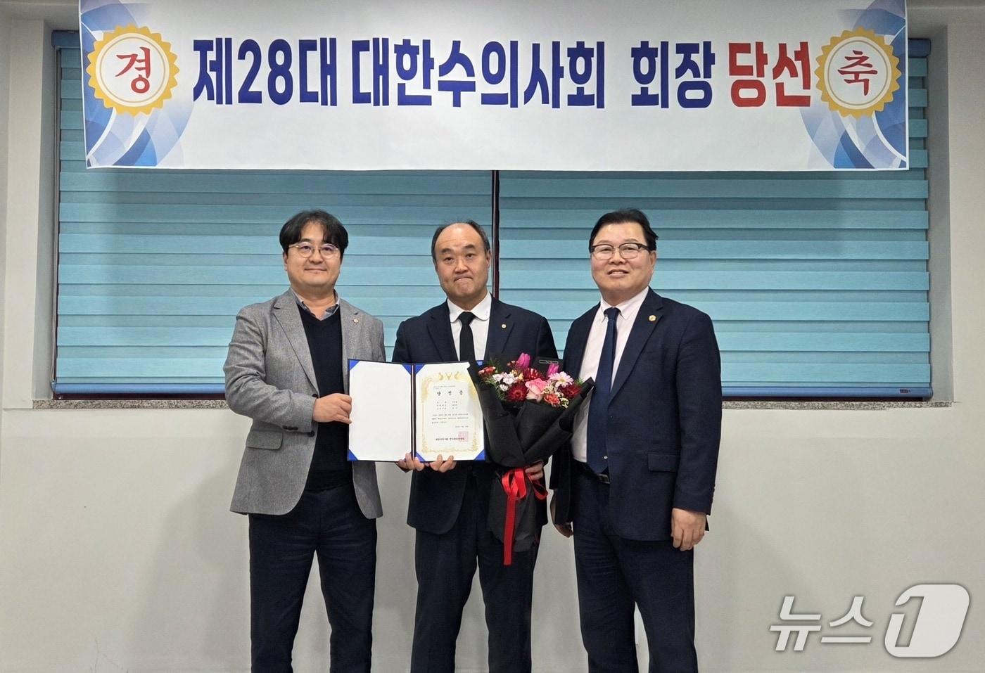 본문 이미지 - 우연철 제28대 대한수의사회 회장 당선인(가운데)이 15일 김은석 대한수의사회 선거관리위원장과 허주형 회장으로부터 당선증을 받고 있다. ⓒ 뉴스1
