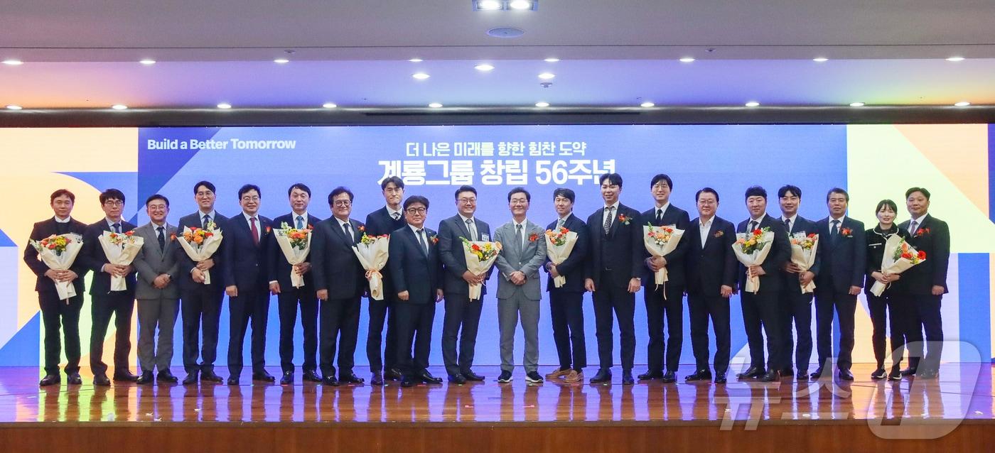 본문 이미지 -  계룡그룹 창립 56주년 기념식에서 이승찬 회장을 비롯한 경영진과 수상자들이 기념촬영을 진행하고 있다. (계룡건설 제공. 재판매 및 DB금지) 2026.1.20/뉴스1 ⓒ News1 이동원 기자