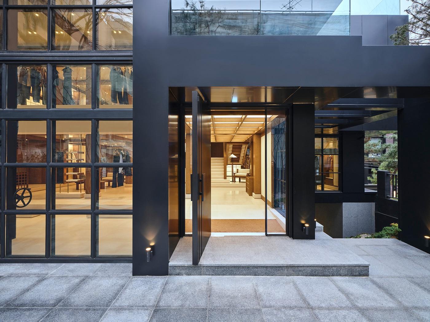 본문 이미지 - 아미(ami)는 서울 용산구 한남동에 글로벌 최대 규모의 플래그십 스토어를 열었다.(아미제공)