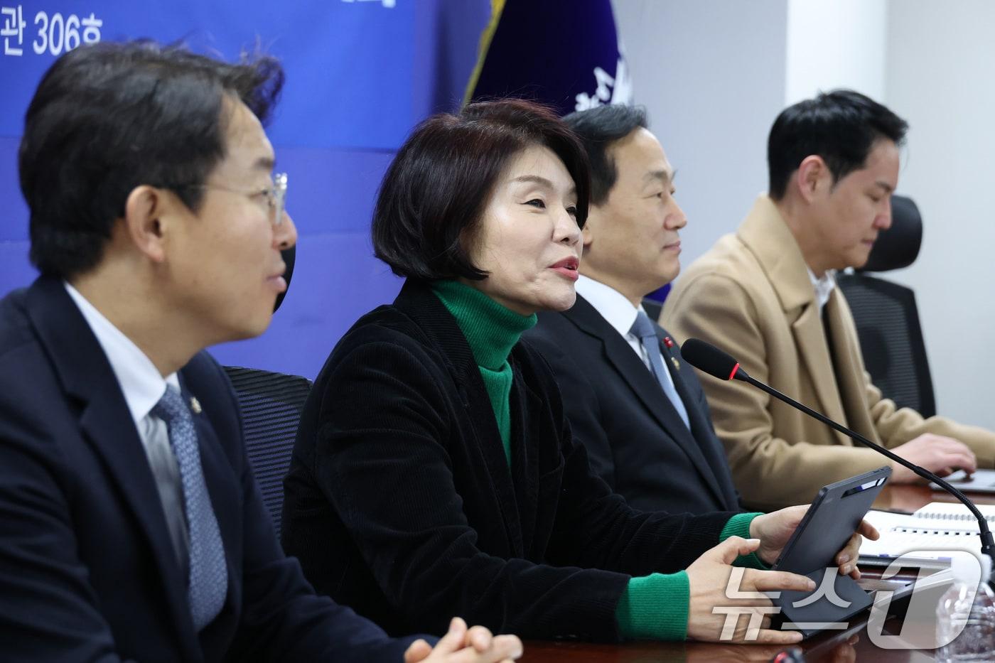 본문 이미지 - 한정애 더불어민주당 정책위의장이 지난 20일 서울 여의도 국회 의원회관에서 열린 군용비행장 및 군사격장 소음피해 대책 관련 당정협의에서 발언하고 있다. 2026.1.20/뉴스1 ⓒ News1 신웅수 기자