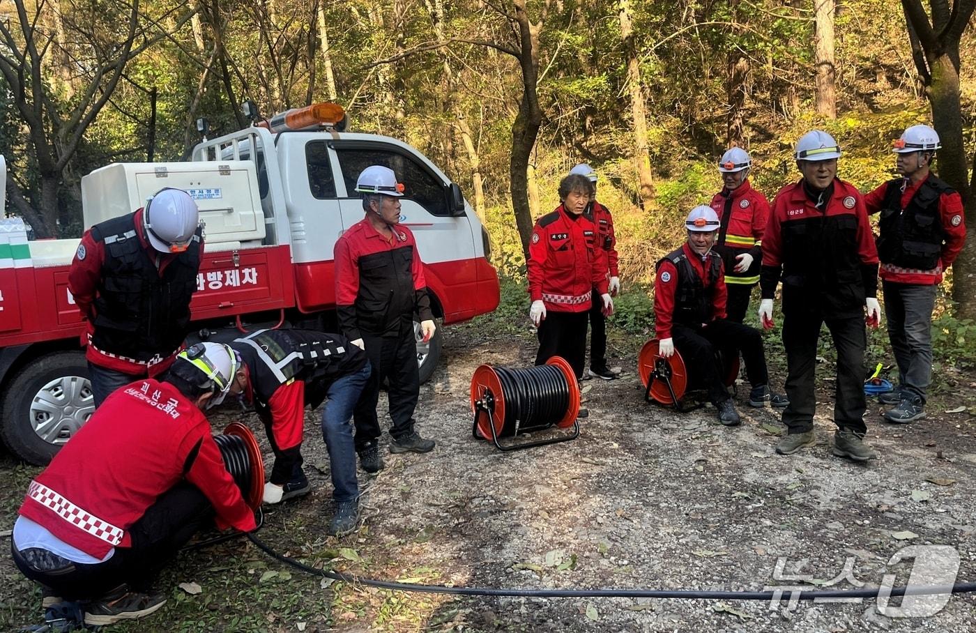 본문 이미지 - 충북 괴산군 산불감시원들이 현장 실습을 하는 모습.(괴산군 제공, 재판매 및 DB금지)/뉴스1