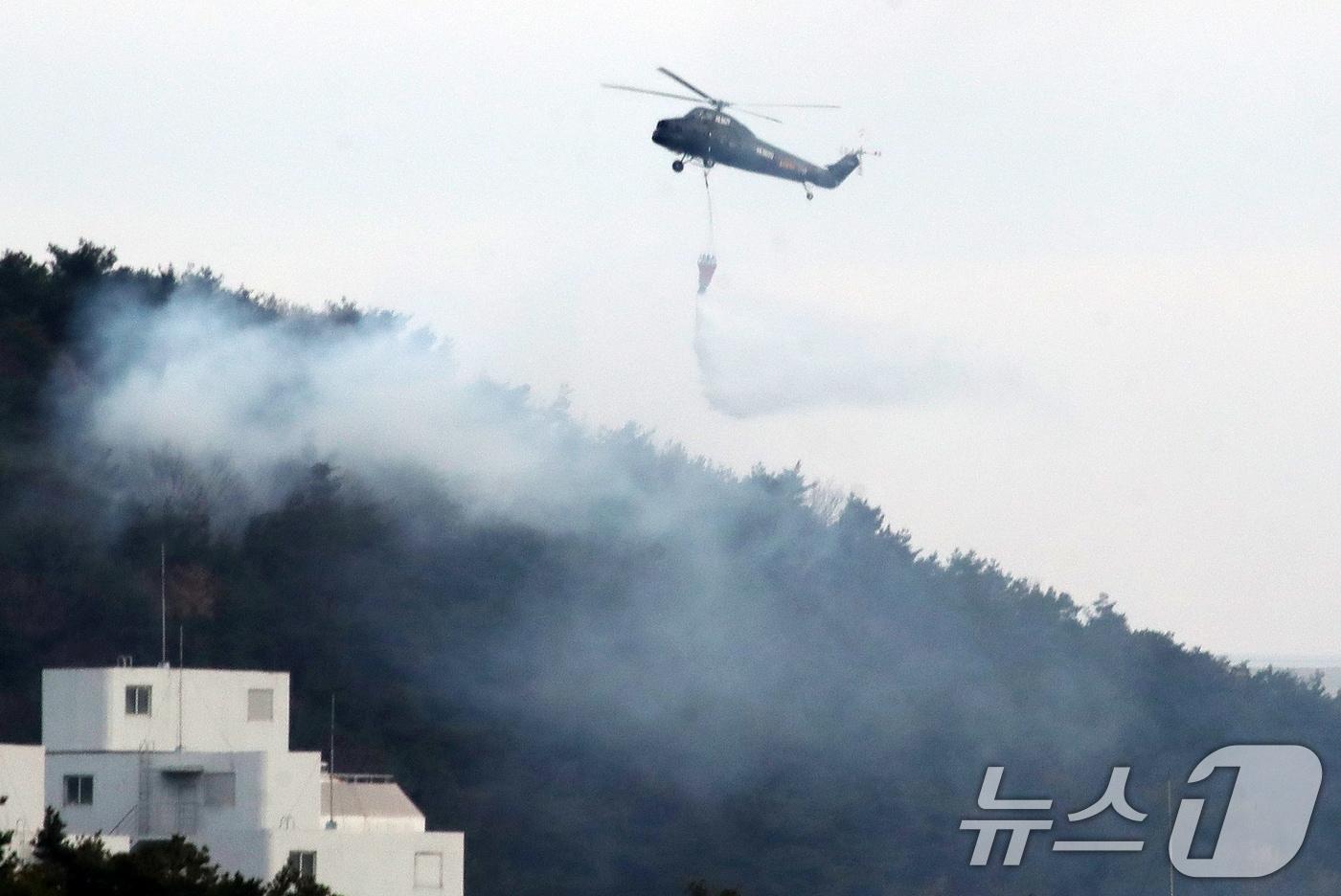 본문 이미지 - 20일 오전 울산 울주군 삼남읍 교동리 작천정계곡 인근에서 산불이 나 산불 진화 헬기가 진화 작업을 벌이고 있다. 2026.1.20/뉴스1 ⓒ News1 윤일지 기자