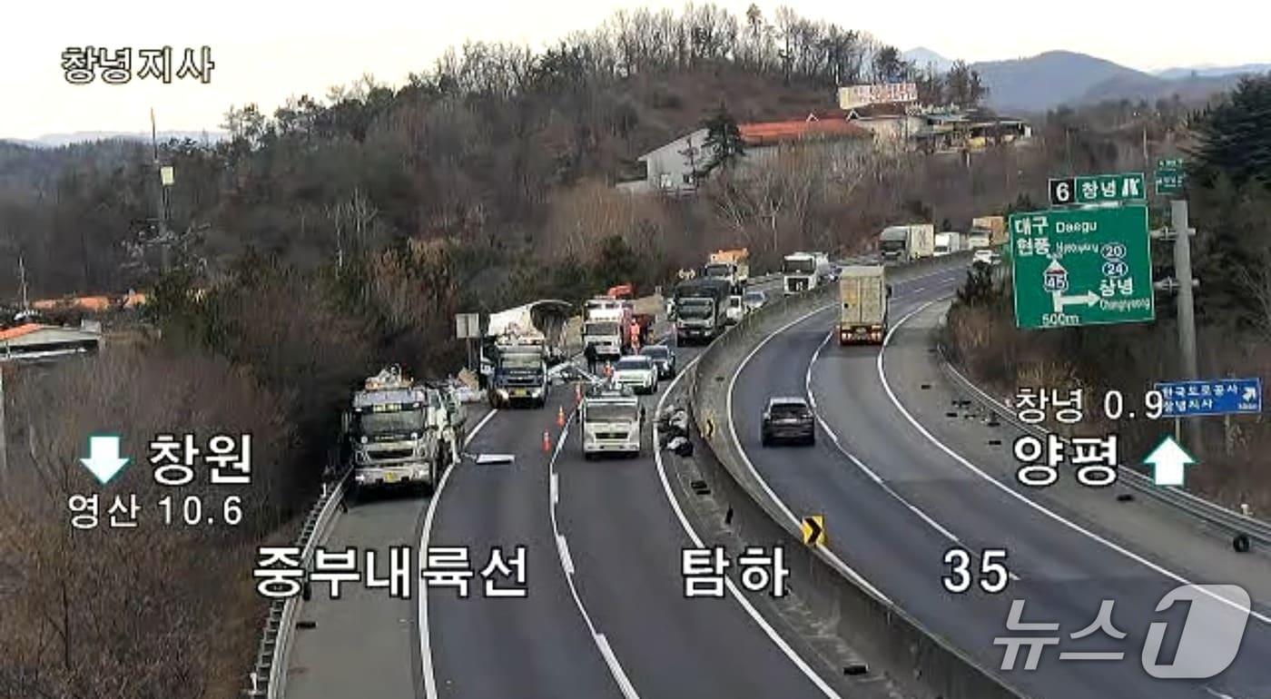 본문 이미지 - 20일 오전 6시 20분쯤 경남 창녕군 대지면 중부내륙고속도로 창원 방향 창녕 나들목 부근에서 화물차 3대가 잇따라 추돌했다. 사진은 사고 현장 모습.(도로공사 고속도로 교통정보 갈무리.)
