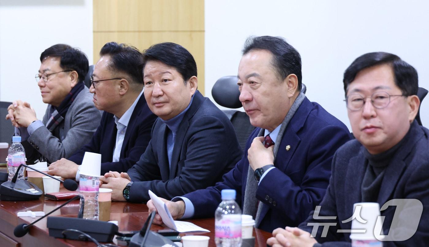 본문 이미지 - 권영진 의원 등이 20일 서울 여의도 국회 의원회관에서 열린 국민의힘 소장파 모임 '대안과 미래' 정기 모임에 참석하고 있다. 2026.1.20 ⓒ 뉴스1 신웅수 기자