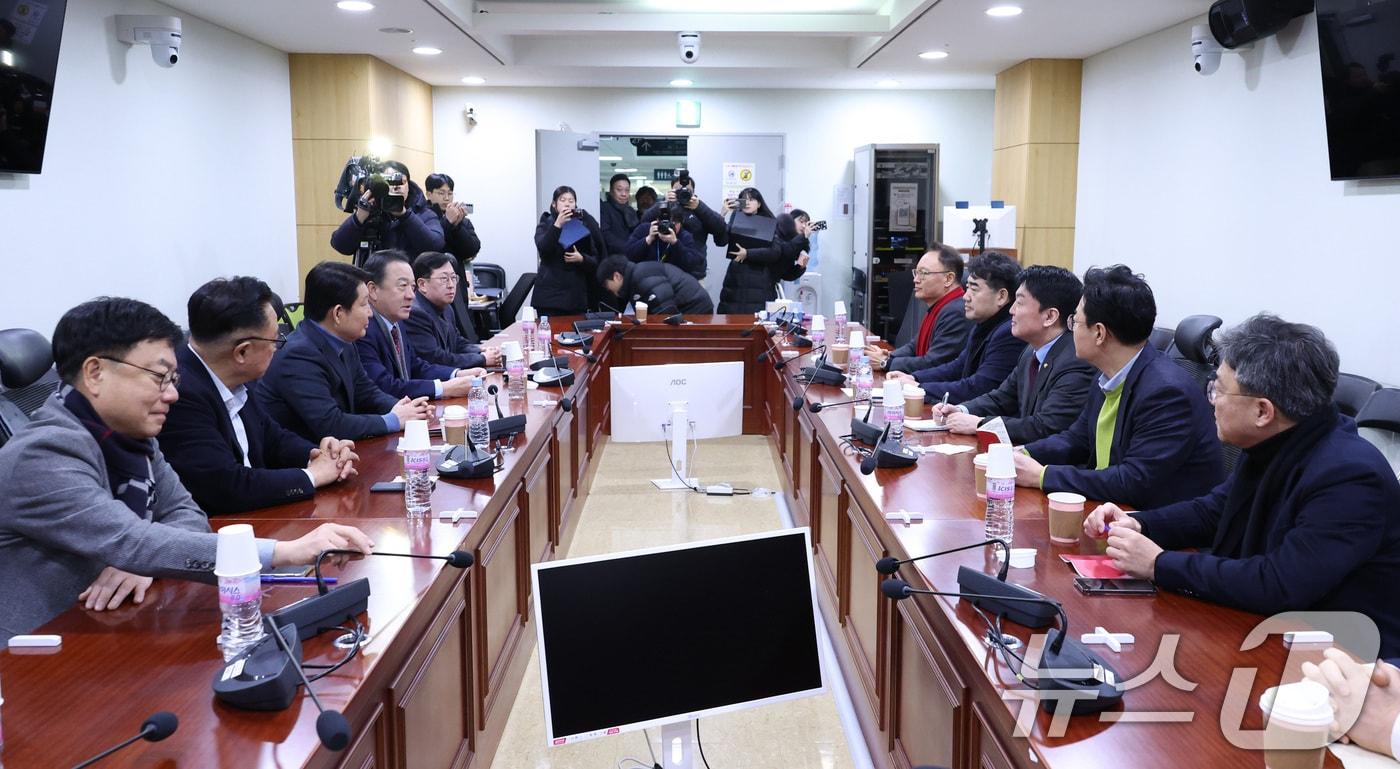 본문 이미지 - 안철수 국민의힘 의원 등이 20일 서울 여의도 국회 의원회관에서 열린 국민의힘 소장파 모임 '대안과 미래' 정기 모임에서 현안을 논의하고 있다. 2026.1.20 ⓒ 뉴스1 신웅수 기자