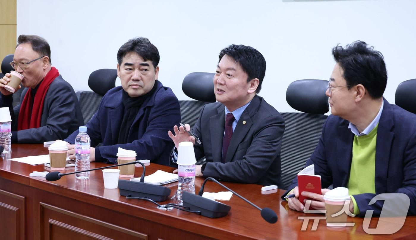 본문 이미지 - 안철수 국민의힘 의원 등이 20일 서울 여의도 국회 의원회관에서 열린 국민의힘 소장파 모임 '대안과 미래' 정기 모임에서 현안을 논의하고 있다. 2026.1.20/뉴스1 ⓒ News1 신웅수 기자
