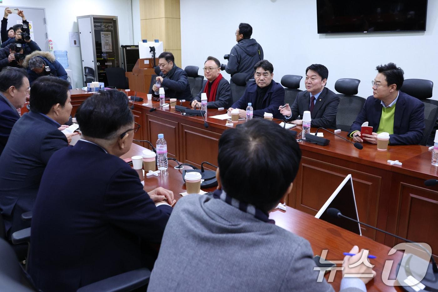 본문 이미지 - 안철수 국민의힘 의원 등이 20일 서울 여의도 국회 의원회관에서 열린 국민의힘 소장파 모임 '대안과 미래' 정기 모임에서 현안을 논의하고 있다. 2026.1.20/뉴스1 ⓒ News1 신웅수 기자