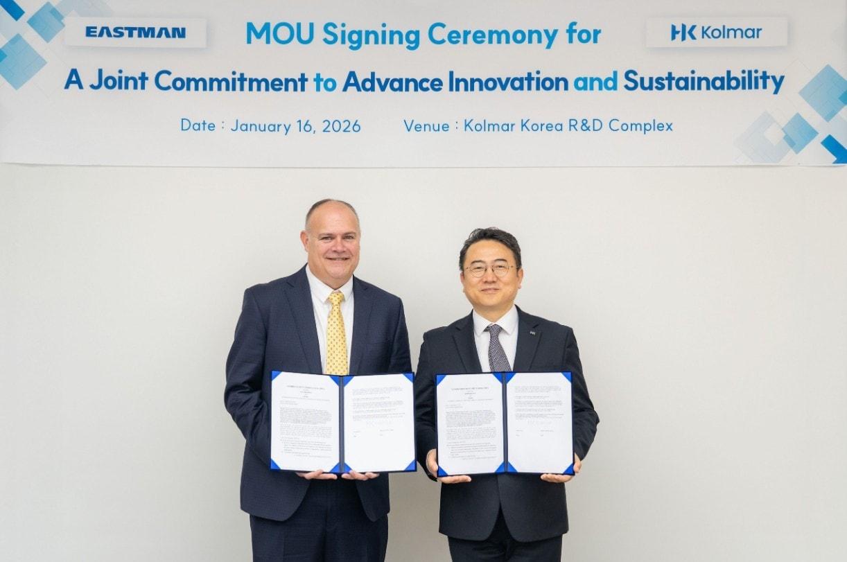 본문 이미지 - 한국콜마-이스트만 업무협약식에서 한상근 한국콜마 기술연구원 부사장(오른쪽)과 트래비스 스미스 이스트만 수석부사장(왼쪽)이 기념사진을 촬영하고 있다. (한국콜마 제공)