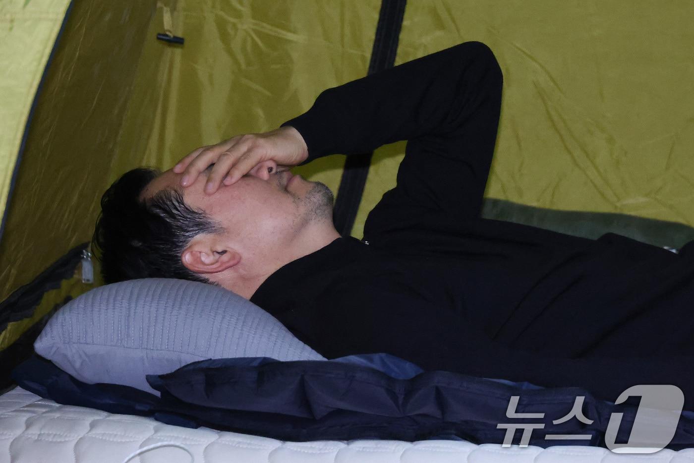 본문 이미지 - 장동혁 국민의힘 대표가 20일 서울 여의도 국회 로텐더홀에서 단식 농성을 이어가고 있다. 2026.1.20/뉴스1 ⓒ News1 신웅수 기자