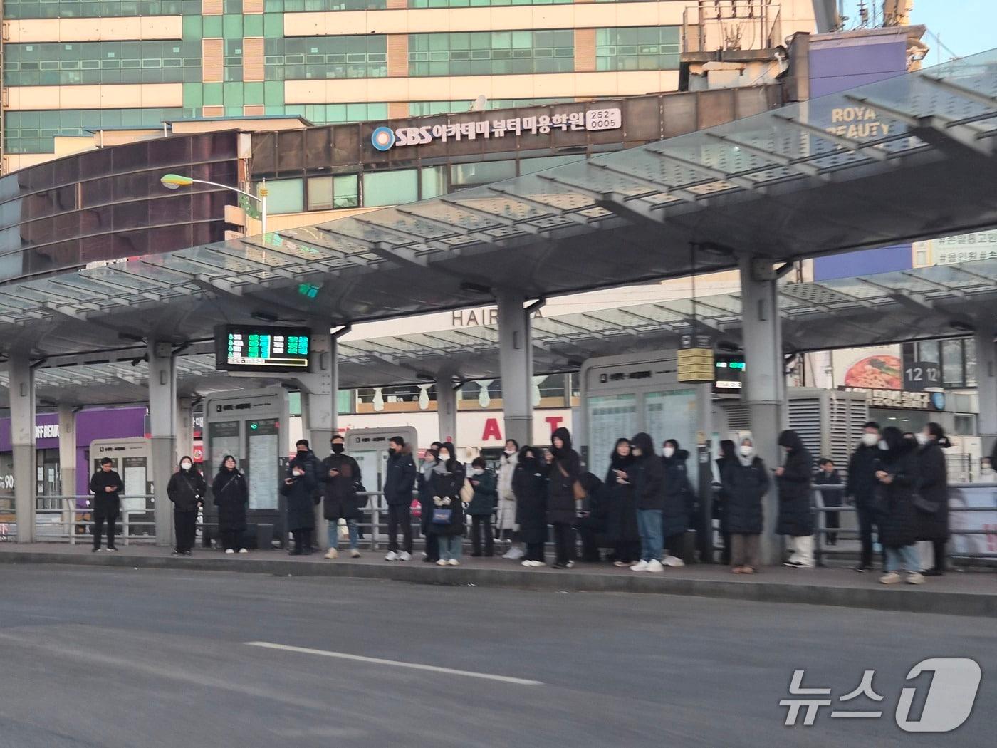본문 이미지 - 20일 오전 경기 수원시 팔달구 수도권 1호선 수원역 앞 버스정류장에 방한용품으로 중무장한 시민 여럿이 버스를 기다리고 있다. 2026.1.20/뉴스1 ⓒ News1 김기현 기자