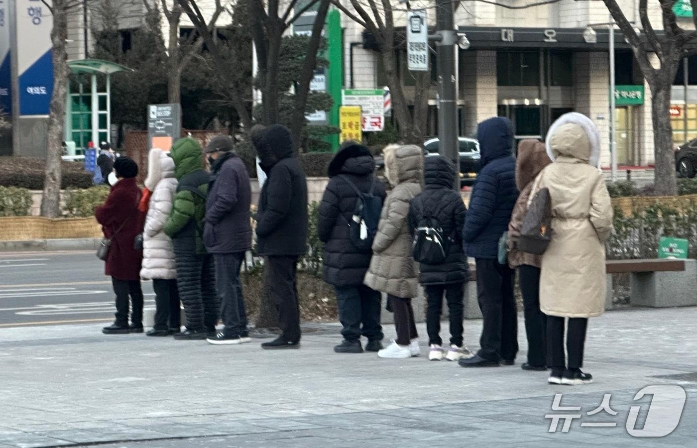 본문 이미지 - 20일 오전 8시쯤 지하철 5호선과 9호선이 지나는 여의도역 인근에서 시민들이 버스를 타기 위해 기다리고 있다. 2026.1.20/뉴스1 강서연