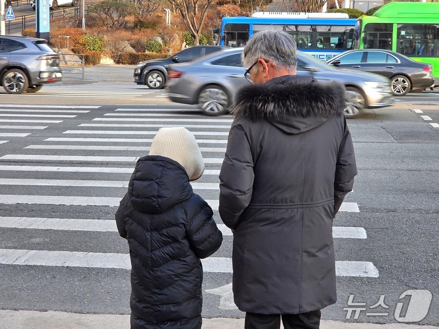 본문 이미지 - 20일 오전 한파 속에서 학부모가 등교하는 아이와 함께 길을 나서고 있다.2026.1.20/뉴스1ⓒ News1 이성덕 기자