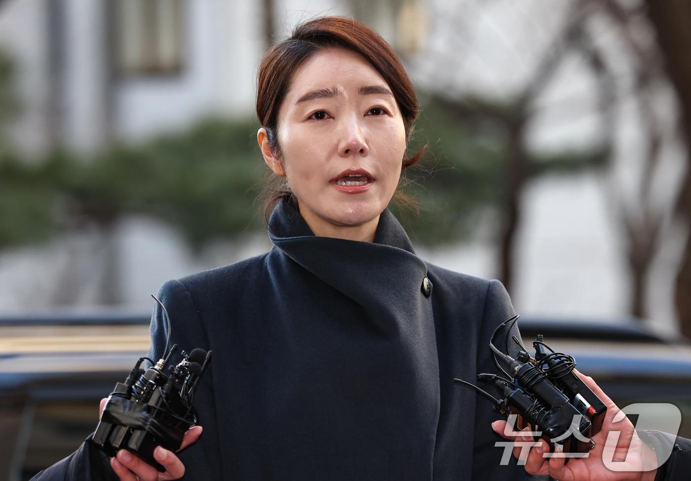 본문 이미지 - 공천헌금 1억원을 수수한 혐의를 받는 강선우 무소속 의원이 지난달 20일 서울 마포구 서울경찰청 광역수사단 공공범죄수사대에 조사를 받기 위해 출석하며 취재진 질문에 답하고 있다. 2026.1.20/뉴스1 ⓒ News1 김도우 기자