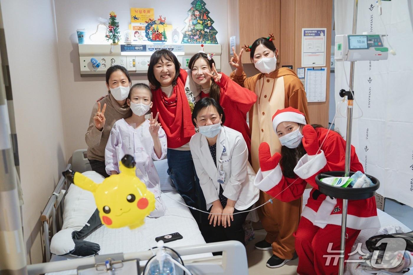 본문 이미지 - 이수지씨와 김아영씨가 소아 환자, 의료진과 세브란스 병원에서 사진을 촬영하고 있다(세브란스병원 제공)
