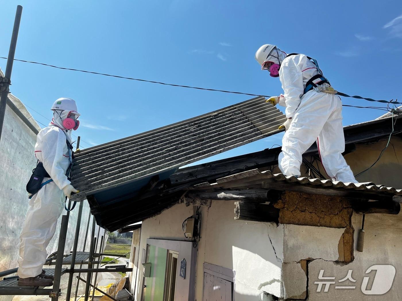 본문 이미지 - 슬레이트 지붕 제거 작업.(충주시 제공. 재판매 및 DB금지)/뉴스1 