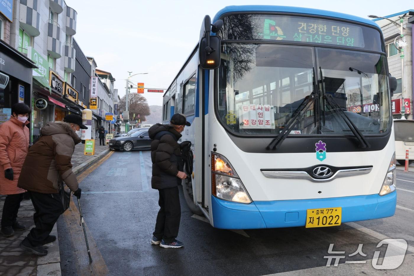 본문 이미지 - 시내버스 이용하는 단양지역 노인들.(단양군 제공, 재판매 및 DB금지)/뉴스1 
