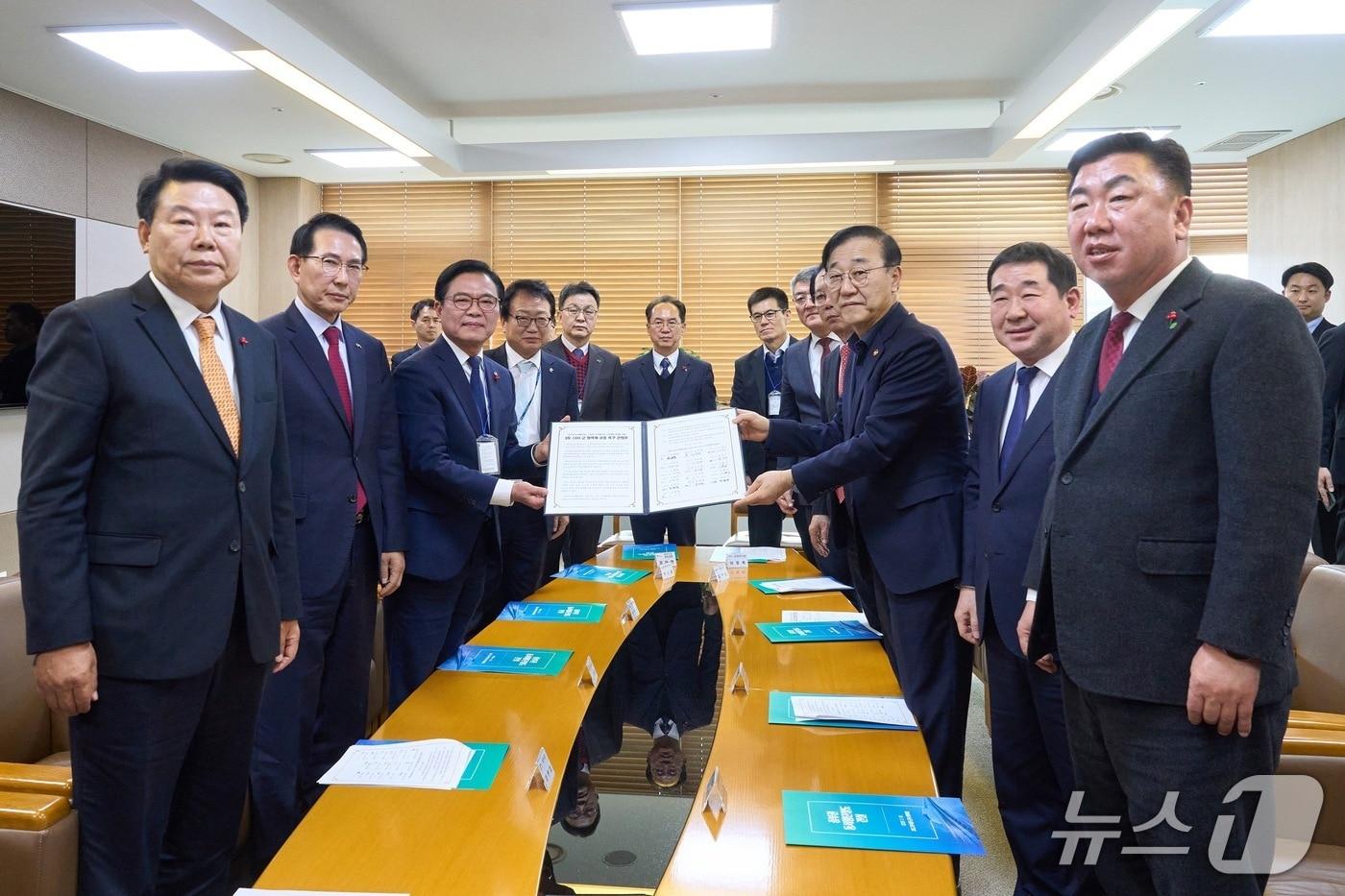 본문 이미지 - 중부권 동서횡단철도 건설을 위한 13개 시장·군수 협력체가 김윤덕 국토교통부 장관을 만나 공동 건의문을 전달하는 모습(서산시 제공. 재판매 및 DB금지)2026.1.20/뉴스1