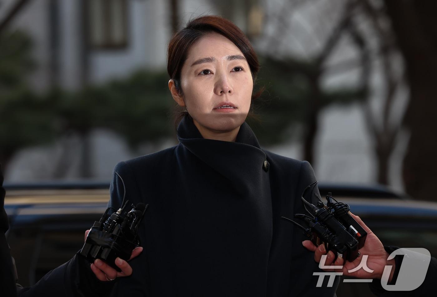 본문 이미지 - 공천헌금 1억원을 수수한 혐의를 받는 강선우 무소속 의원이 20일 서울 마포구 서울경찰청 광역수사단 공공범죄수사대에 조사를 받기 위해 출석하며 취재진 질문에 답하고 있다. 2026.1.20/뉴스1 ⓒ News1 김도우 기자