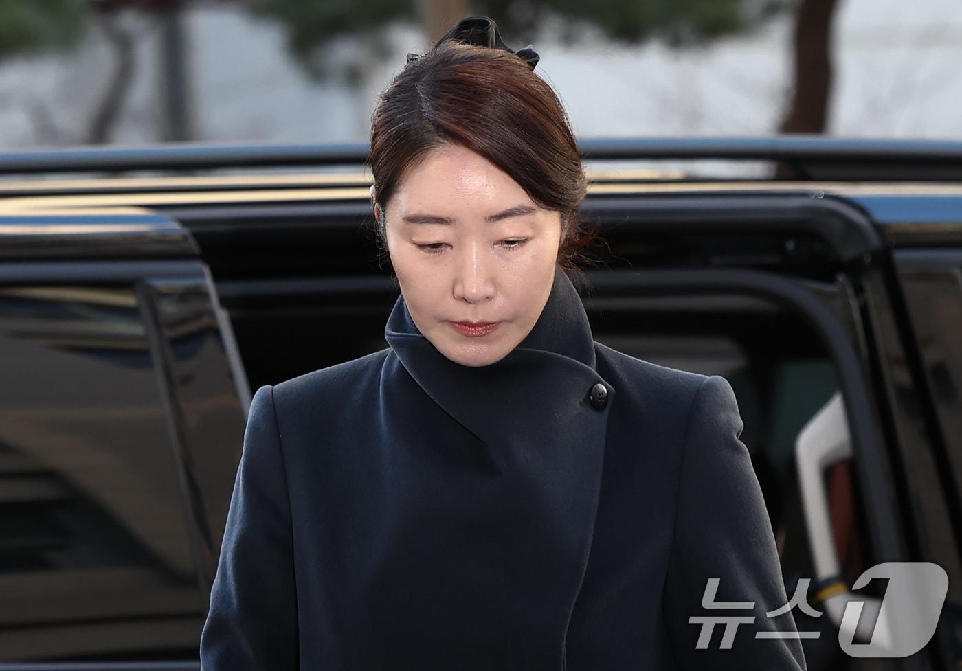 본문 이미지 - 공천헌금 1억 원을 수수한 혐의를 받는 강선우 무소속 의원이 지난 20일 서울 마포구 서울경찰청 광역수사단 공공범죄수사대에 조사를 받기 위해 출석하고 있는 모습. 2026.1.20/뉴스1 ⓒ News1 김도우 기자