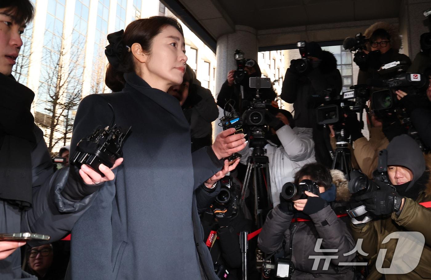 본문 이미지 - 공천헌금 1억원을 수수한 혐의를 받는 강선우 무소속 의원이 20일 서울 마포구 서울경찰청 광역수사단 공공범죄수사대에 조사를 받기 위해 출석하고 있다. 2026.1.20/뉴스1 ⓒ News1 김도우 기자