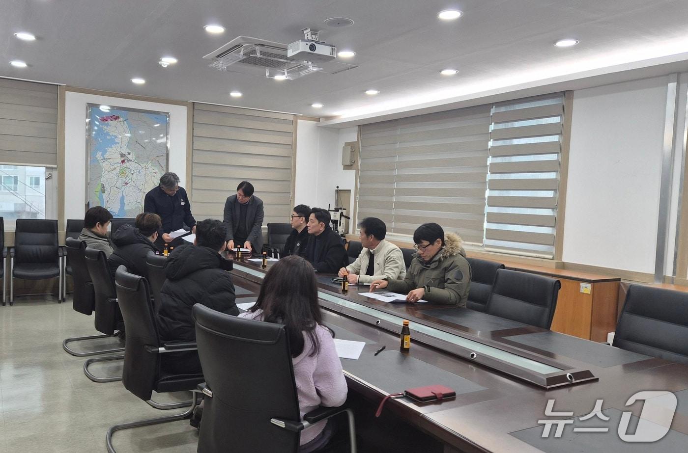 본문 이미지 - 지난 9일 서신시청 제2청사 회의실에서 열린 폐기물재활용업체와 간담회 모습(서산시 제공. 재판매 및 DB금지)2026.1.20/뉴스1