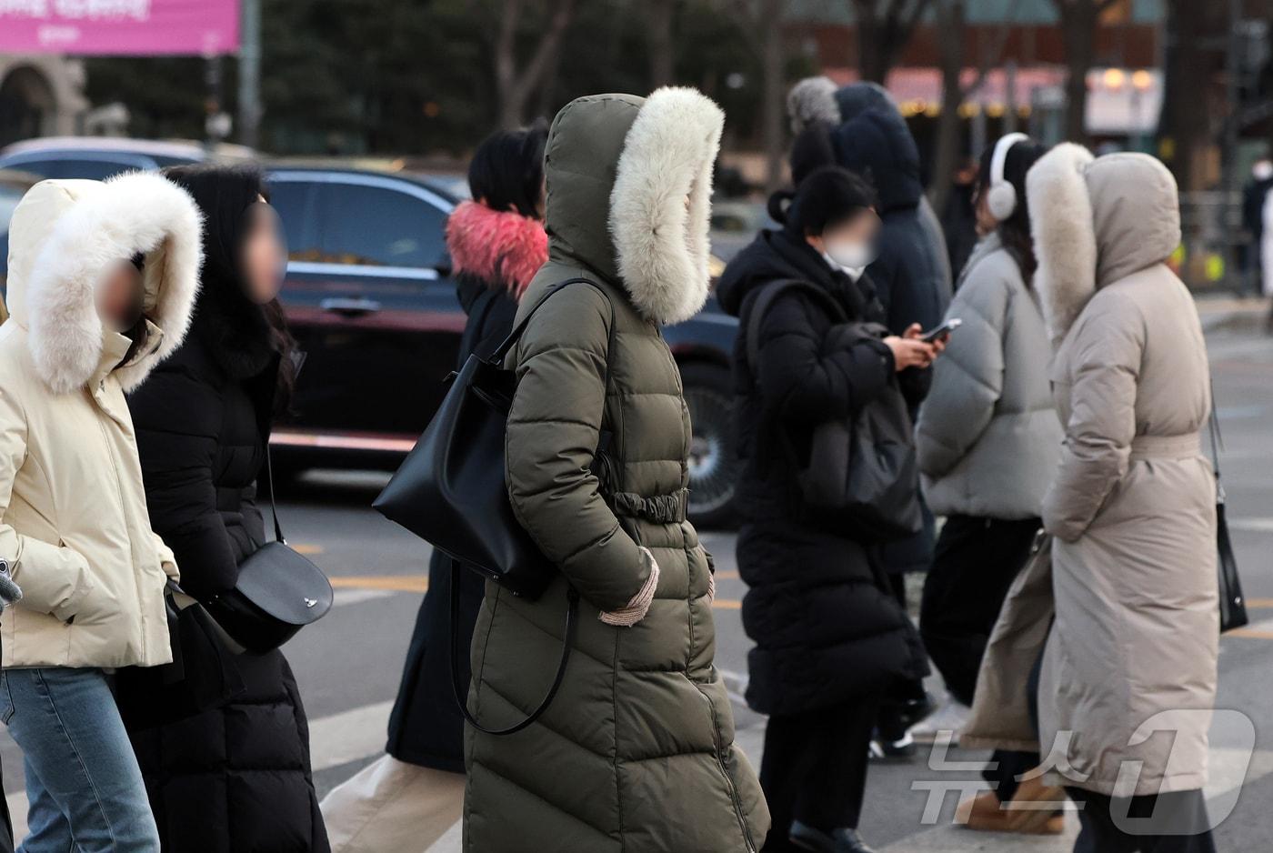본문 이미지 - 절기상 대한(大寒)인 20일 오전 서울 광화문네거리에서 두꺼운 옷을 입은 시민들이 출근길 발걸음을 옮기고 있다. 2026.1.20/뉴스1 ⓒ News1 김진환 기자