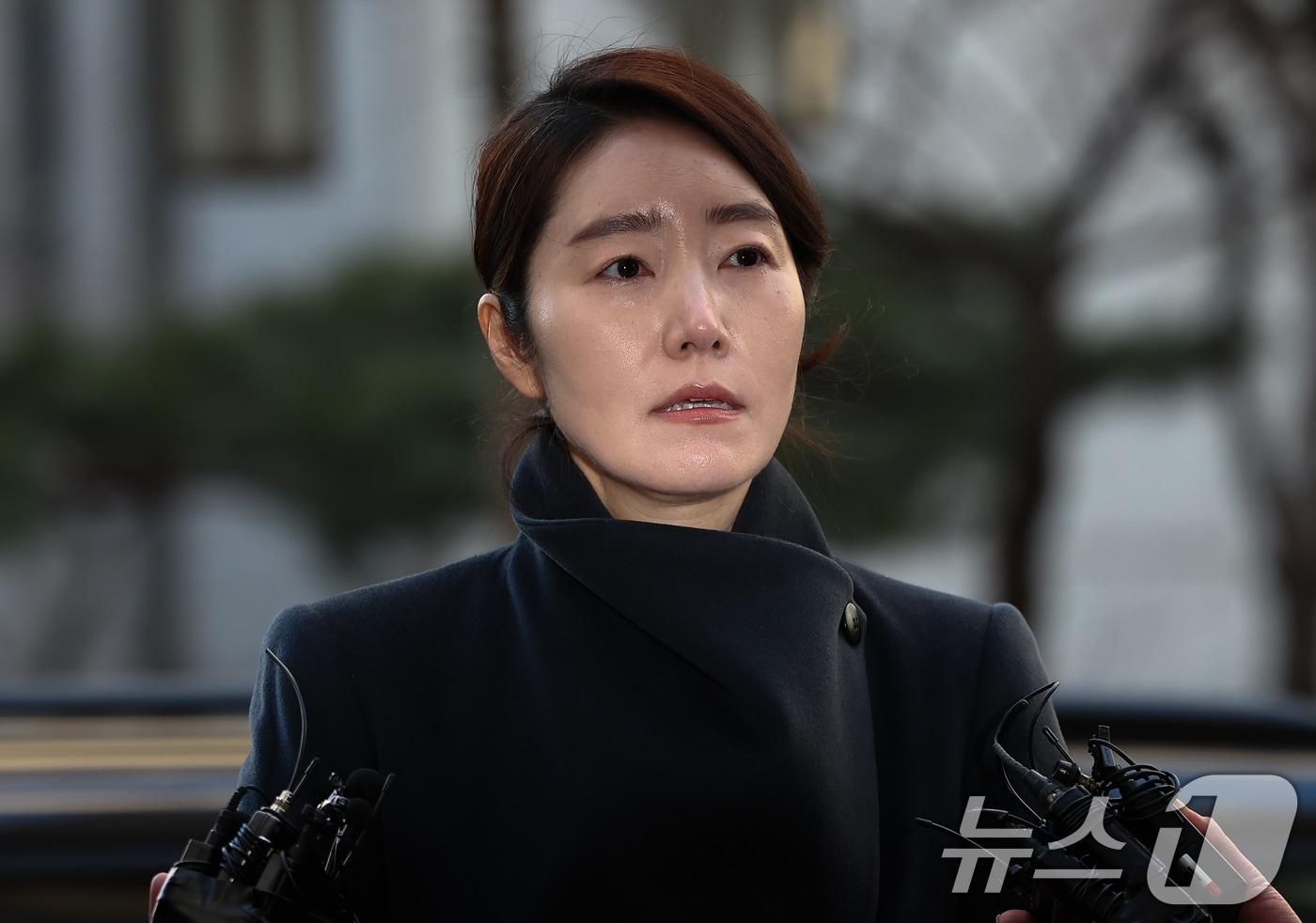 본문 이미지 - 공천헌금 1억원을 수수한 혐의를 받는 강선우 무소속 의원이 20일 서울 마포구 서울경찰청 광역수사단 공공범죄수사대에 조사를 받기 위해 출석하며 취재진 질문에 답하고 있다. 2026.1.20/뉴스1 ⓒ News1 김도우 기자