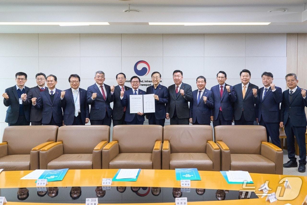 본문 이미지 - 13개 시장·군수 협력체가 김윤덕 국토교통부 장관을 만나 공동 건의문을 전달하고 기념촬영을 하고 있다.(당진시 제공. 재판매 및 DB금지)2026.1.20/뉴스1