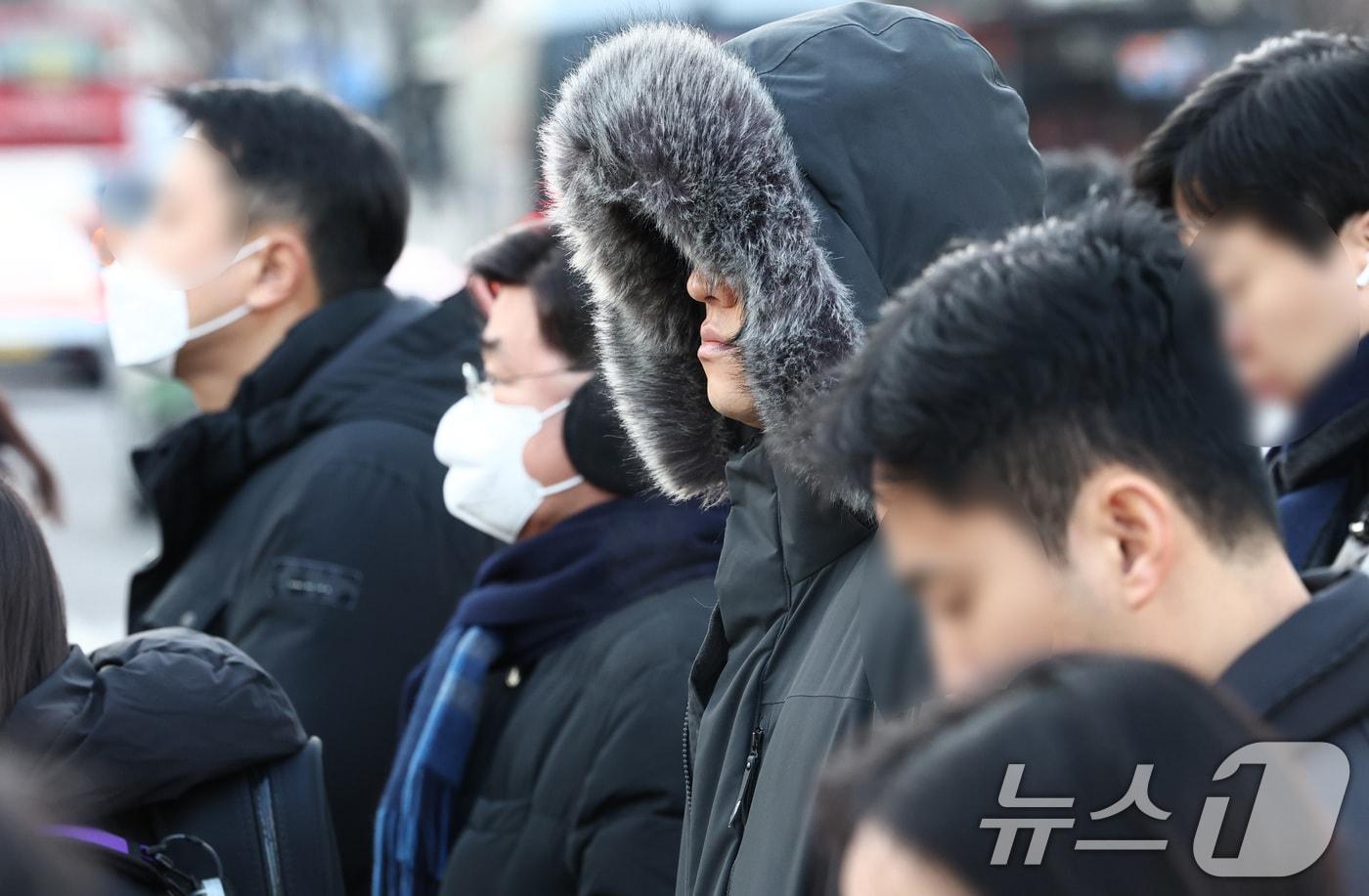 본문 이미지 - 서울 종로구 세종대로 사거리에서 두터운 옷을 입은 시민들이 이동하고 있다. /뉴스1 ⓒ News1 최지환 기자