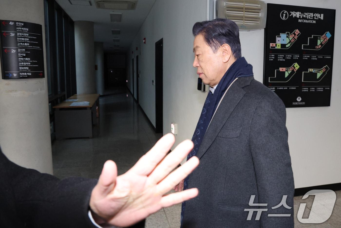 본문 이미지 - 독립기념관 이사회에서 해임이 의결된 김형석 독립기념관 관장이 지난달  20일 오전 겨레누리관으로 출근하고 있다. 이사회는 지난 19일 김형석 관장에 대한 해임 건의안을 12명 가운데 10명이 찬성하면서 통과시켰다. 2026.1.20 ⓒ 뉴스1 김기태 기자