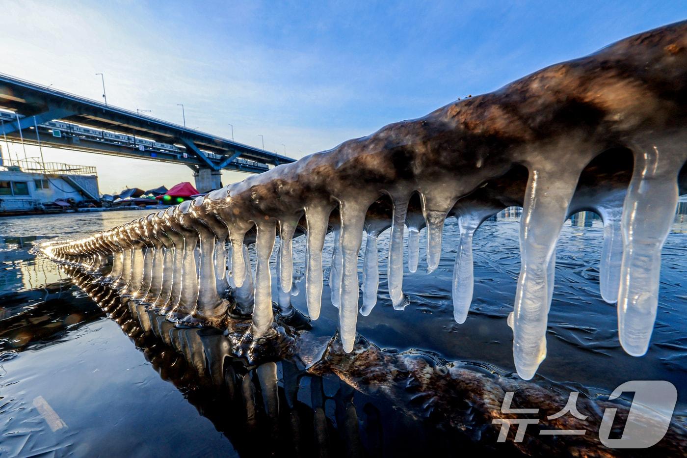 본문 이미지 - 한파주의보가 발효된 20일 서울 광진구 인근 한강에 고드름이 얼어있다. 2026.1.20/뉴스1 ⓒ News1 이호윤 기자