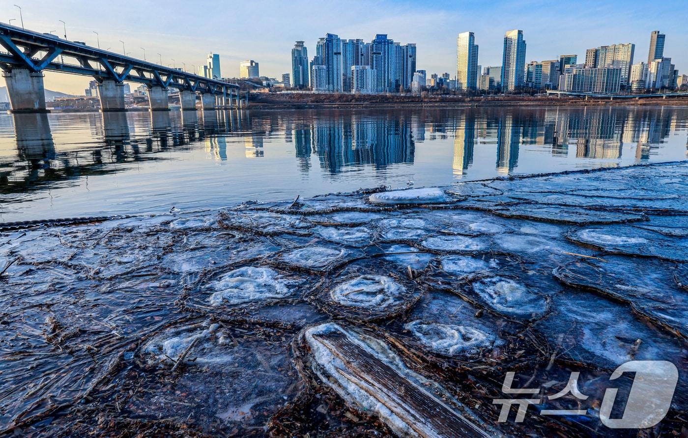 본문 이미지 - 한파주의보가 발효된 20일 서울 광진구 인근 한강이 얼어있다. 2026.1.20/뉴스1 ⓒ News1 이호윤 기자
