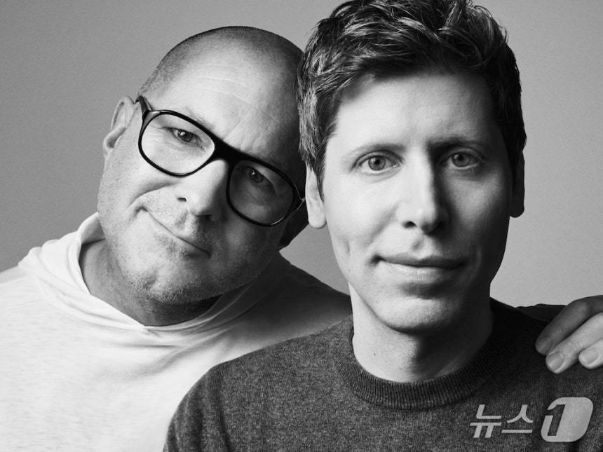 본문 이미지 - 샘 올트먼 오픈AI CEO(오른쪽)과 조니 아이브 io 대표(오픈AI 제공)