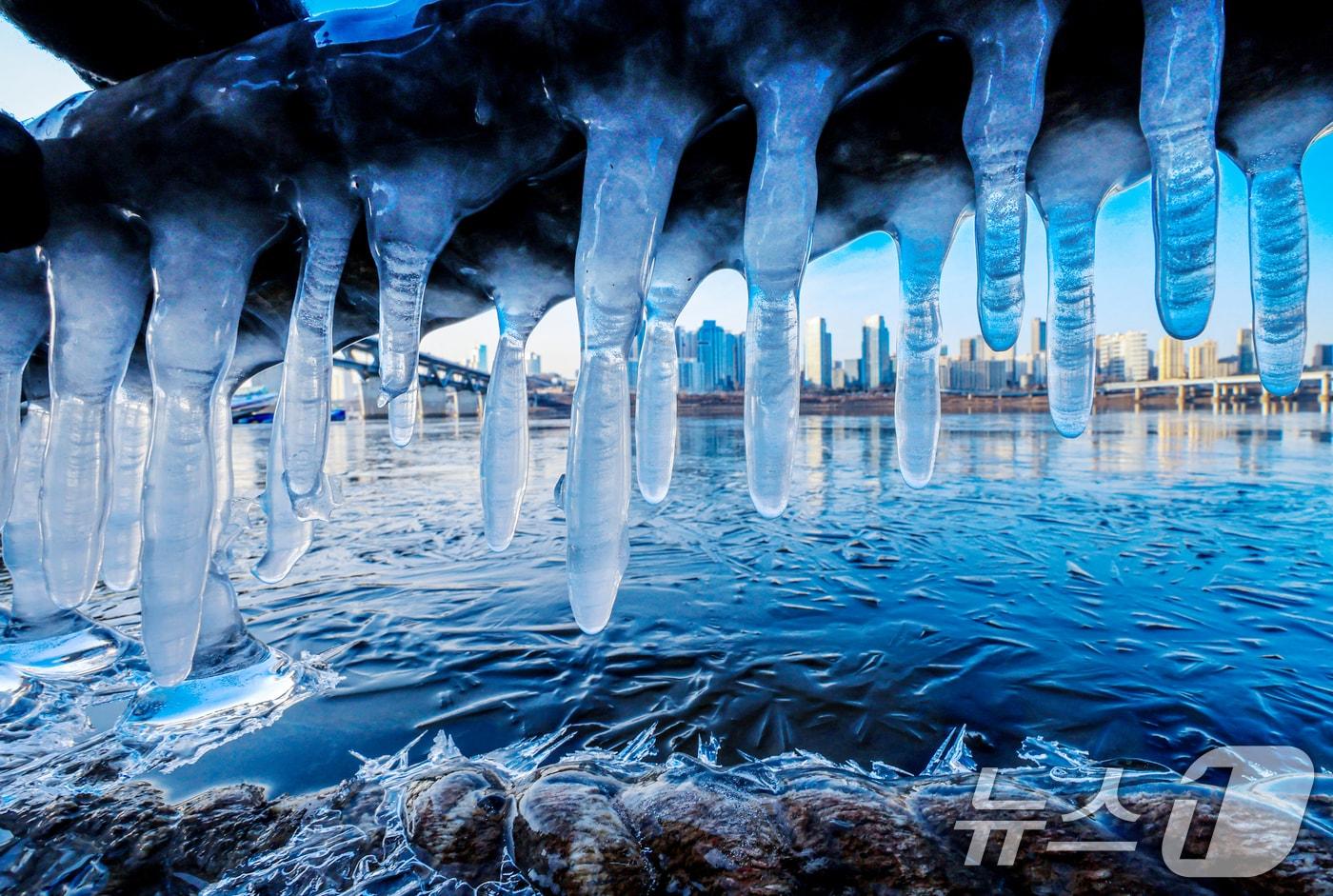 본문 이미지 - 한파주의보가 발효된 20일 서울 광진구 인근 한강에 고드름이 얼어있다.  2026.1.20/뉴스1 ⓒ News1 이호윤 기자