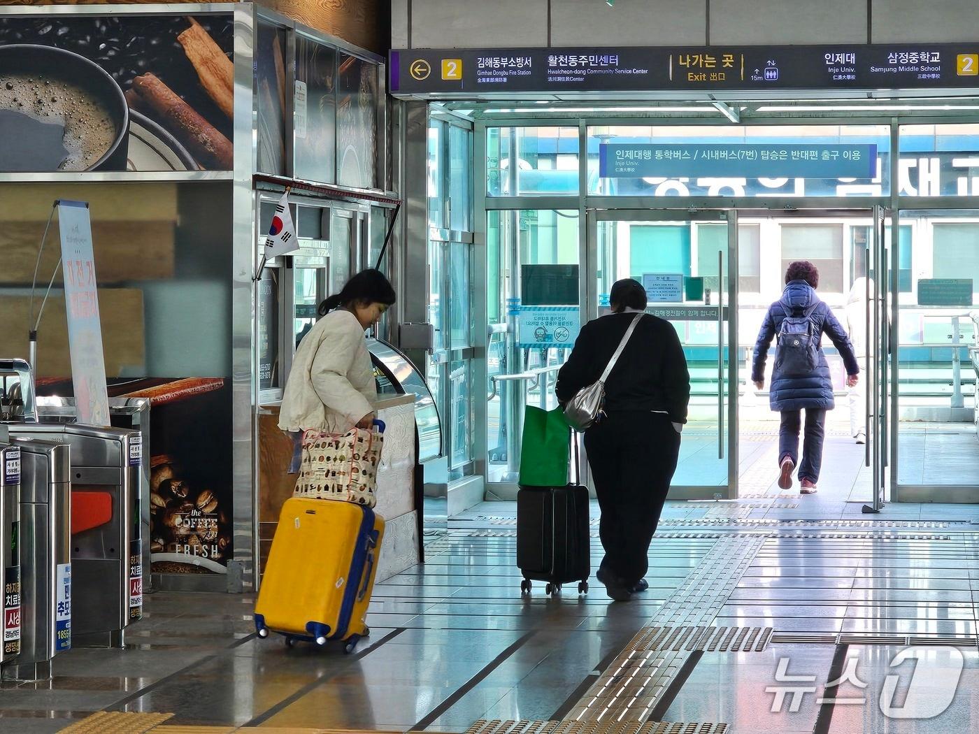 본문 이미지 - 절기상 대한인 20일 김해시 삼정동 부산김해경전철 인제대역을 이용하는 시민들이 발걸음을 옮기고 있다. 2026.1.20 ⓒ 뉴스1 박민석 기자