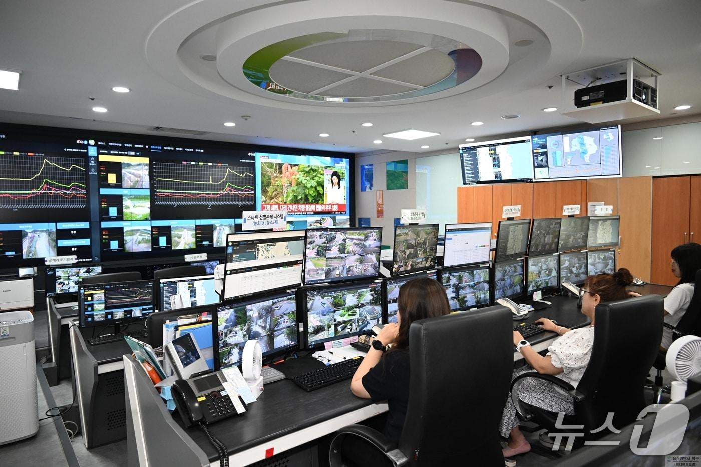 본문 이미지 - 울산 북구 CCTV관제센터 모습.(울산 북구 제공. 재판매 및 DB금지)/뉴스1
