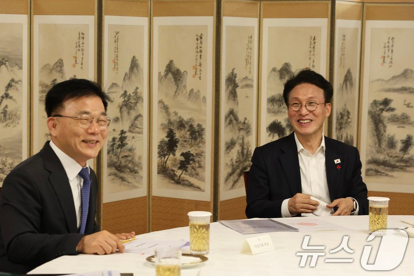 본문 이미지 - 김민석 국무총리가 20일 서울 종로구 삼청동 총리공관에서 박상진 산업은행 회장과 경제현안 관련 간담회를 갖고 있다. (총리실 제공. 재판매 및 DB 금지) 2026.1.20/뉴스1 ⓒ News1 임세영 기자