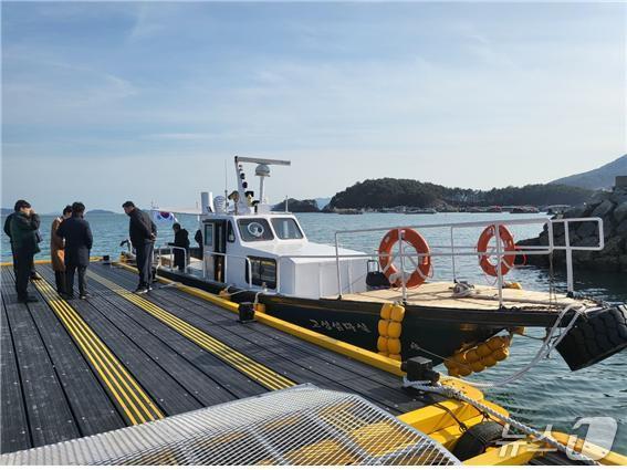 본문 이미지 - 경남 고성 자란도 운행하는 선박(해양수산부 제공)