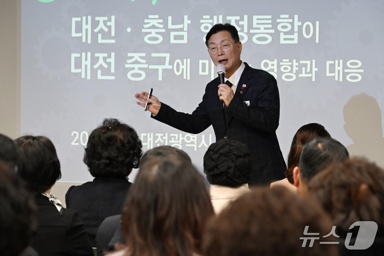 본문 이미지 - 김제선 중구청장이 구민과의 대화를 하고 있다.(중구 제공. 재판매 및 DB금지)/뉴스1