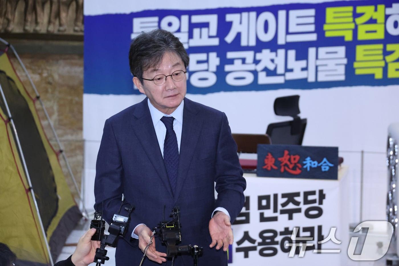 본문 이미지 - 유승민 전 의원이 20일 서울 여의도 국회에서 장동혁 국민의힘 대표 단식농성장을 방문한 후 취재진의 질의에 답변하고 있다. 2026.1.20/뉴스1 ⓒ News1 신웅수 기자