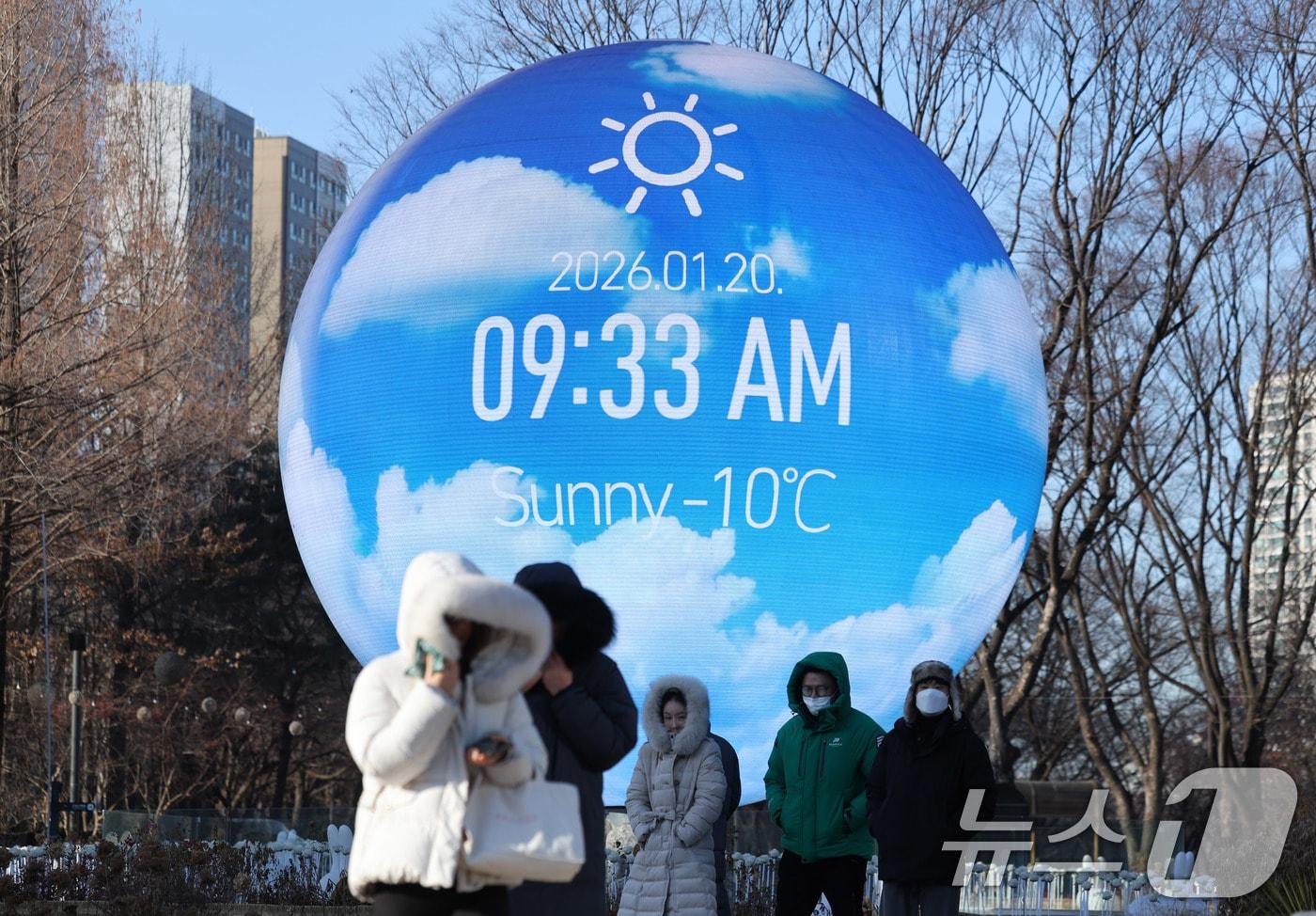 본문 이미지 - 20일 서울 송파구 미디어아트 조형물인 ‘더 스피어’에 표시된 실시간 온도가 영하 10도를 나타내고 있다. 기상청은 당분간 북쪽에서 찬 공기가 내려오면서 낮 기온도 영하권에 머무는 추운 날씨가 이어질 것으로 전망했다. 2026.1.20/뉴스1 ⓒ News1 박지혜 기자