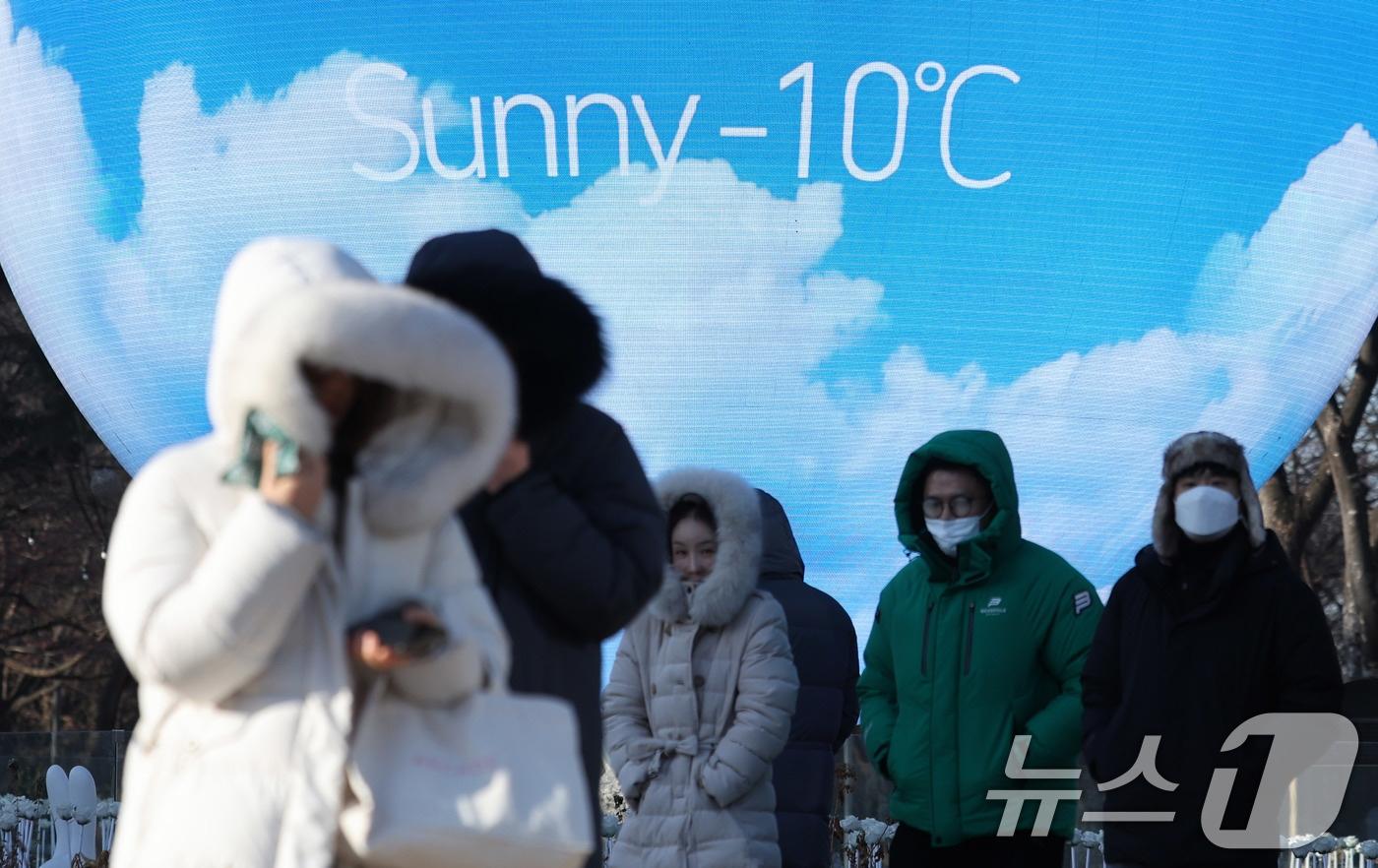 본문 이미지 - 20일 서울 송파구 미디어아트 조형물인 ‘더 스피어’에 표시된 실시간 온도가 영하 10도를 나타내고 있다. 기상청은 당분간 북쪽에서 찬 공기가 내려오면서 낮 기온도 영하권에 머무는 추운 날씨가 이어질 것으로 전망했다. 2026.1.20/뉴스1 ⓒ News1 박지혜 기자