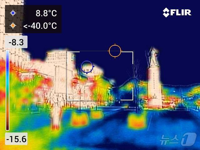 본문 이미지 - 절기상 대한(大寒)인 20일 오전 서울 광화문광장이 한산한 모습을 보이고 있다. 열화상카메라는 온도가 높을수록 붉은색으로 나타나며 상대적으로 온도가 낮은 곳은 푸른색으로 나타난다. (열화상카메라 촬영) 2026.1.20/뉴스1 ⓒ News1 김진환 기자