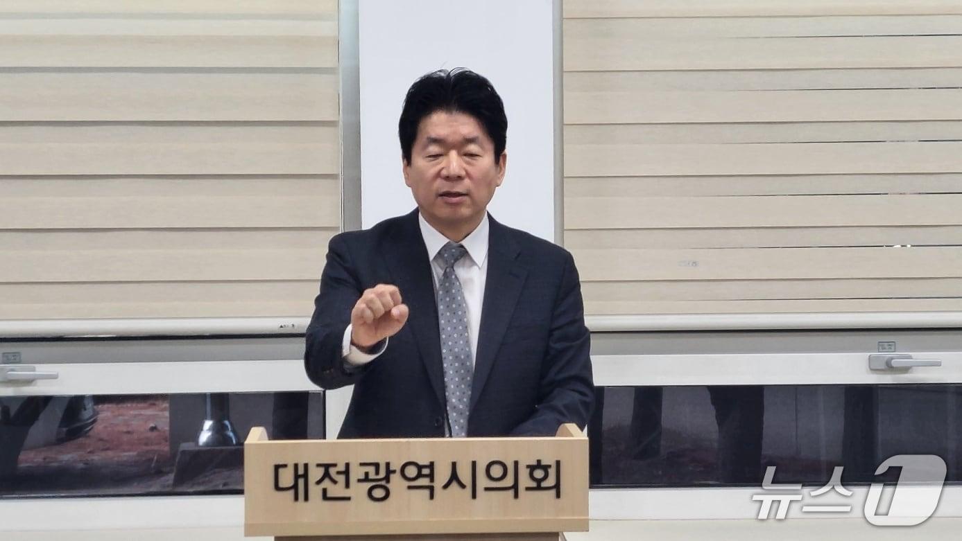 본문 이미지 - 강철승 민주당 당대표 정무특보가 20일 오전 대전시의회 기자실에서 대전 중구청장 출마 회견을 하고 있다. 박종명 기자 / 뉴스1